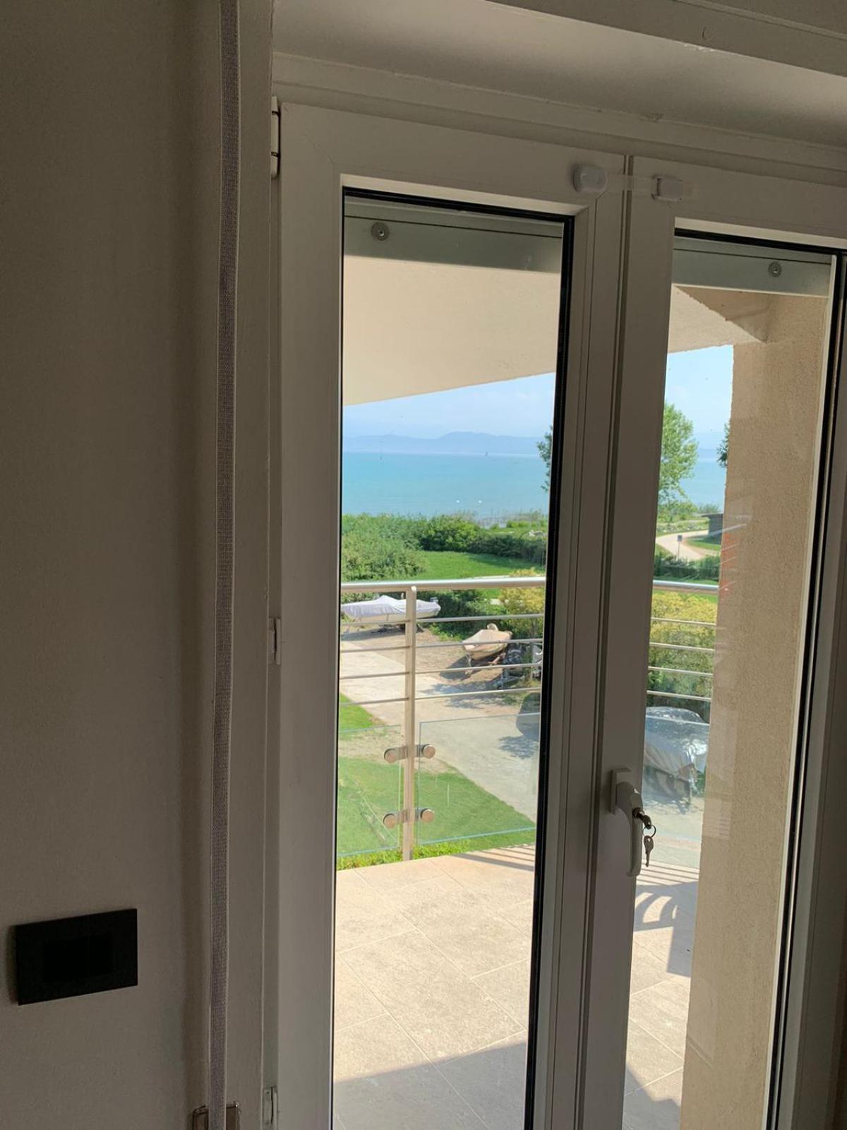 Seeblickwohnung Sirmione - Fronte Lago Mit Privatsteg Екстериор снимка