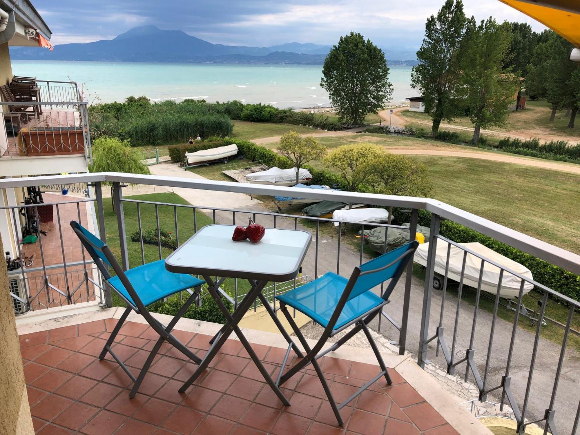 Seeblickwohnung Sirmione - Fronte Lago Mit Privatsteg Екстериор снимка