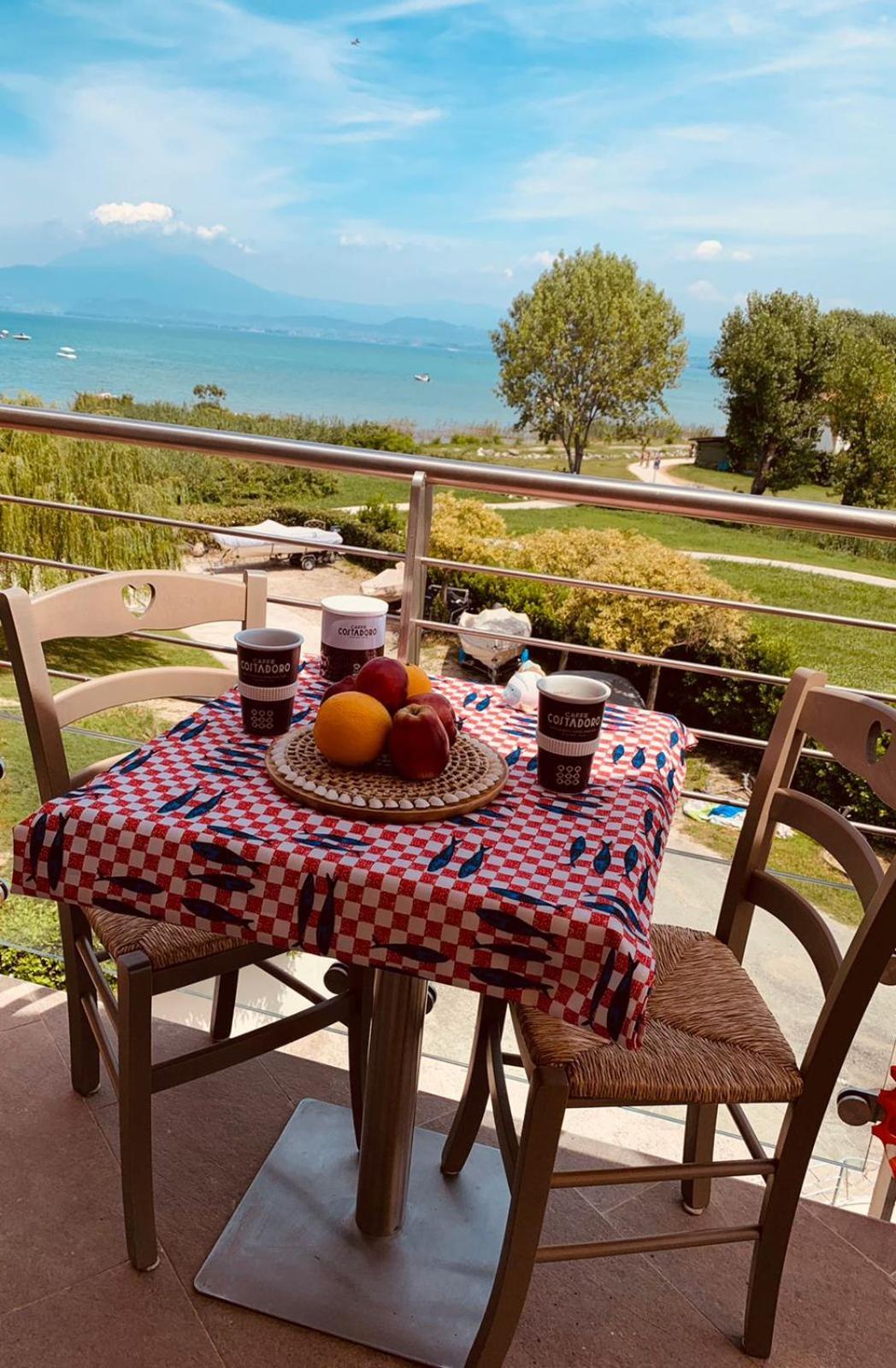 Seeblickwohnung Sirmione - Fronte Lago Mit Privatsteg Екстериор снимка